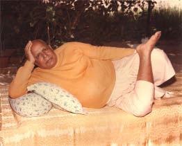 Maharajshri Swami Akhandanand Saraswati in a resting pose - Photo from SwamiAkhandanandji.org Album