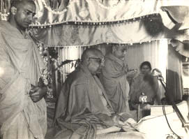 Maharajshri Swami Akhandananda Saraswati during a discourse with Saints - Photo from SwamiAkhandanandji.org Album
